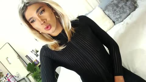 Snapshot of tiara_perezx chatting on February 28, 2:42 am Sam online show from February 28, 2:42 am