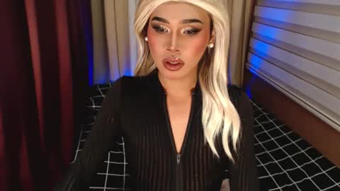 Snapshot of tiara_perezx chatting on November 2, 2:19 pm Sam online show from November 2, 2:19 pm