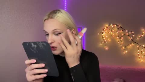 Snapshot of tiffany2005 chatting on November 18, 10:20 am Amira online show from November 18, 10:20 am