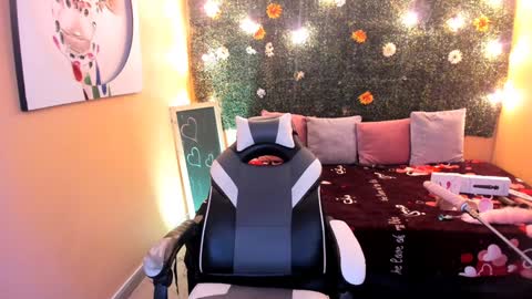 Snapshot of tiffany_sander chatting on February 6, 6:29 am tiffany_sander online show from February 6, 6:29 am