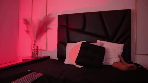 Snapshot of tiffany_sander chatting on December 16, 3:00 am tiffany_sander online show from December 16, 3:00 am