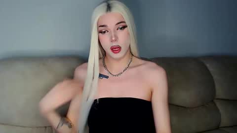 Snapshot of tiffany_smitch chatting on November 9, 6:23 am Tif online show from November 9, 6:23 am