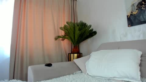 Tiffany Houston online show from December 14, 11:50 am