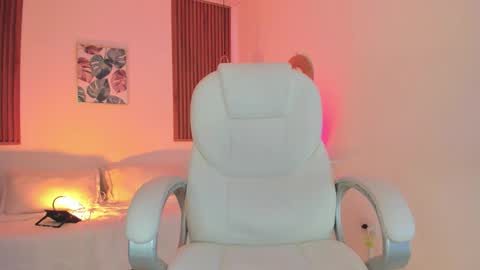 Snapshot of tiffanywright_ chatting on October 12, 1:10 pm Tiffany online show from October 12, 1:10 pm