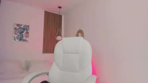 Snapshot of tiffanywright_ chatting on November 24, 11:21 am Tiffany online show from November 24, 11:21 am