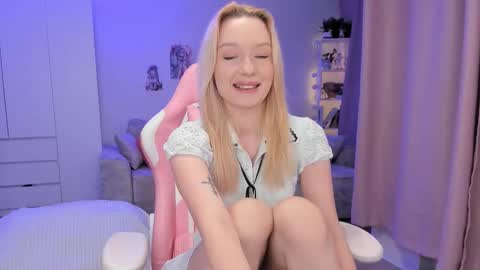 Snapshot of tiffy_fox chatting on November 25, 3:17 am Tiffany online show from November 25, 3:17 am