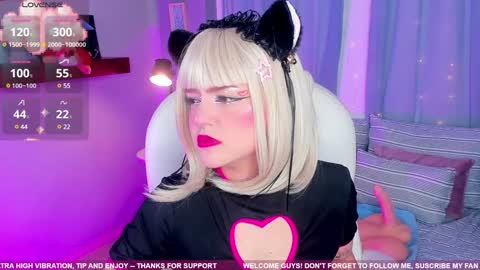 Snapshot of tiny__emmy chatting on January 22, 9:24 am Emmy blue berry1 online show from January 22, 9:24 am