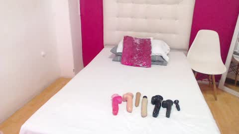 tiny_whore18 online show from December 16, 3:22 pm