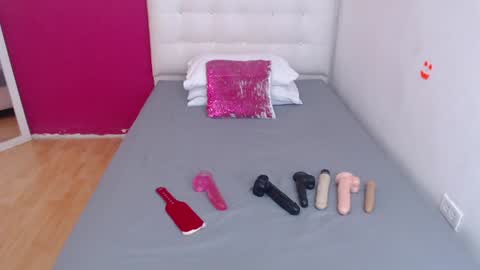 tiny_whore18 online show from December 19, 2:57 pm