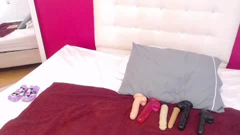 tiny_whore18 online show from December 30, 5:44 pm