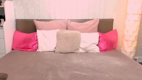 TinyDorina online show from January 14, 9:02 am