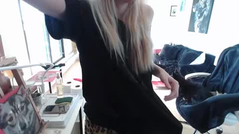 stage Kylie Sinner  brand CLITBAIT online show from February 8, 6:12 pm