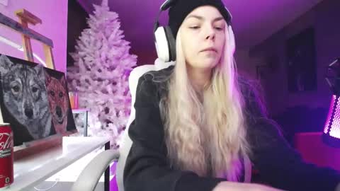 stage Kylie Sinner  brand CLITBAIT online show from November 20, 9:47 pm