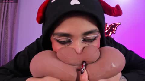   Independent model online show from September 25, 11:52 pm