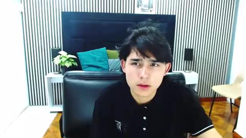 Snapshot of tom_0002 chatting on October 18, 9:15 pm tom_0002 online show from October 18, 9:15 pm