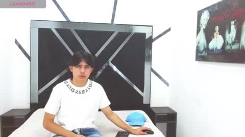 Snapshot of tom_0002 chatting on November 6, 8:10 pm tom_0002 online show from November 6, 8:10 pm