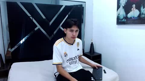 Snapshot of tom_0002 chatting on December 5, 12:03 pm tom_0002 online show from December 5, 12:03 pm