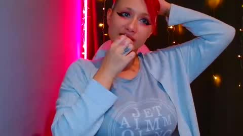 Snapshot of tommioo7 chatting on January 7, 10:32 am Galadriel online show from January 7, 10:32 am