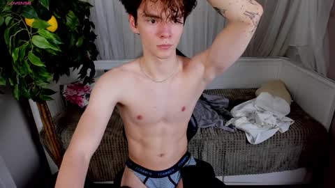 Snapshot of tommy_jamm chatting on February 4, 6:27 pm Tommy online show from February 4, 6:27 pm