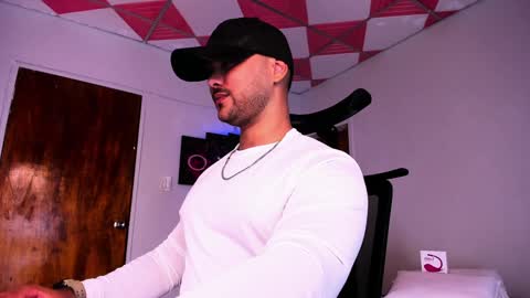 Snapshot of tommy_sccott chatting on December 5, 3:59 am tommy_sccott online show from December 5, 3:59 am