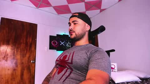 Snapshot of tommy_sccott chatting on December 13, 5:27 am tommy_sccott online show from December 13, 5:27 am