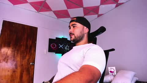 Snapshot of tommy_sccott chatting on December 18, 2:53 am tommy_sccott online show from December 18, 2:53 am