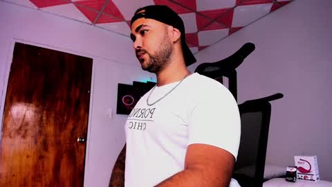 Snapshot of tommy_sccott chatting on January 30, 2:49 am tommy_sccott online show from January 30, 2:49 am