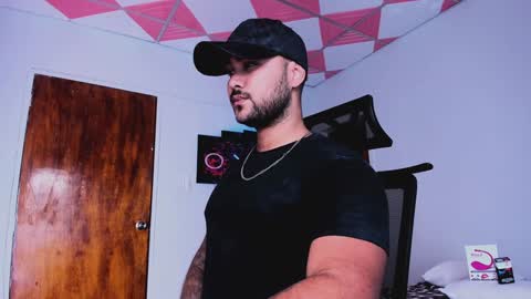 Snapshot of tommy_sccott chatting on February 6, 2:44 am tommy_sccott online show from February 6, 2:44 am