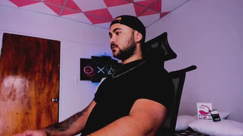 Snapshot of tommy_sccott chatting on February 16, 2:42 am tommy_sccott online show from February 16, 2:42 am