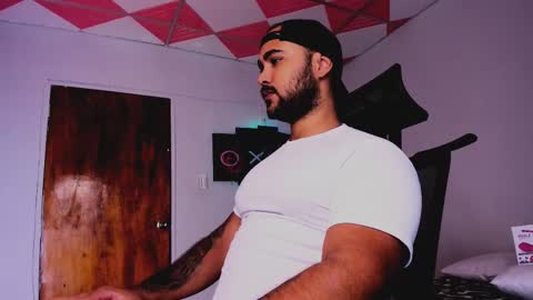 Snapshot of tommy_sccott chatting on February 19, 3:06 am tommy_sccott online show from February 19, 3:06 am