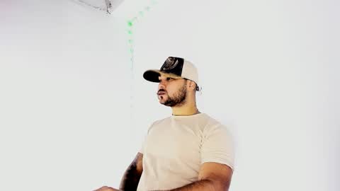 Snapshot of tommy_sccott chatting on September 17, 10:33 pm tommy_sccott online show from September 17, 10:33 pm