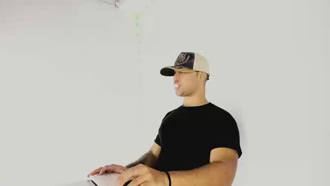 Snapshot of tommy_sccott chatting on September 24, 11:08 pm tommy_sccott online show from September 24, 11:08 pm