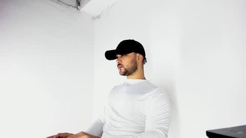 Snapshot of tommy_sccott chatting on October 31, 10:33 pm tommy_sccott online show from October 31, 10:33 pm