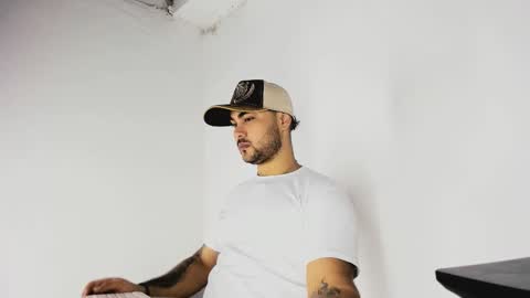 Snapshot of tommy_sccott chatting on November 1, 10:34 pm tommy_sccott online show from November 1, 10:34 pm