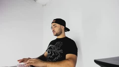 Snapshot of tommy_sccott chatting on November 2, 10:12 pm tommy_sccott online show from November 2, 10:12 pm