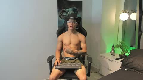 tony_petrov online show from September 25, 6:39 am