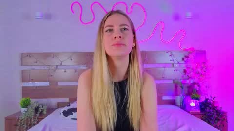 Snapshot of tonyareid chatting on December 18, 6:03 pm Tonya online show from December 18, 6:03 pm