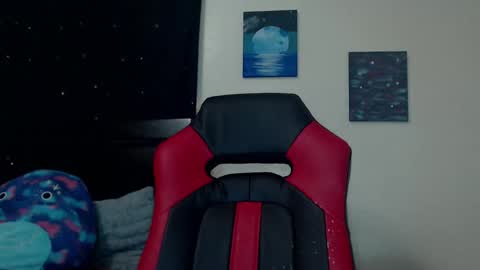 Snapshot of toxiclilly chatting on December 17, 10:44 am Lilly Miss Mistress Goddess Maam Queen Boss online show from December 17, 10:44 am