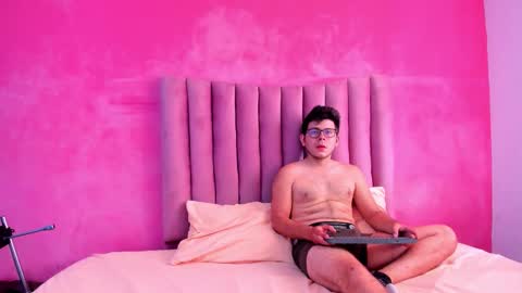 Snapshot of toxiclove01 chatting on December 16, 7:08 pm toxiclove01 online show from December 16, 7:08 pm