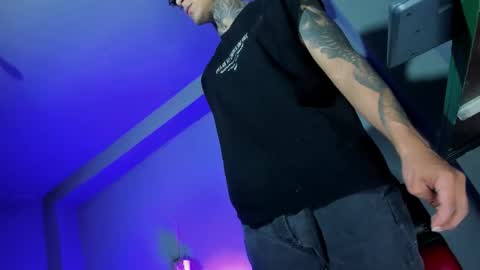 TRAV - INDEPENDENT MODEL online show from September 21, 3:52 am