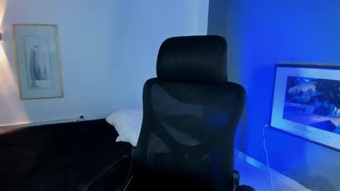 TRAV - INDEPENDENT MODEL online show from November 26, 2:23 am