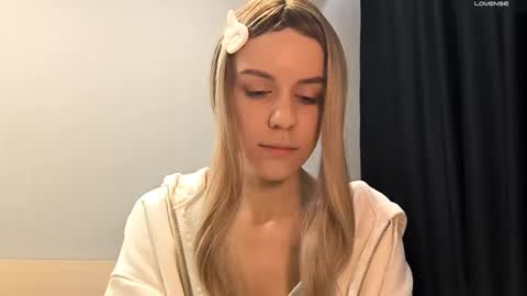 Snapshot of tressamarshbanks chatting on October 15, 6:30 pm Alice online show from October 15, 6:30 pm