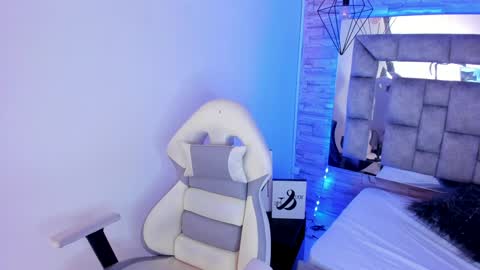   online show from December 3, 3:22 pm