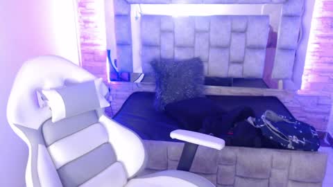   online show from February 7, 12:17 pm