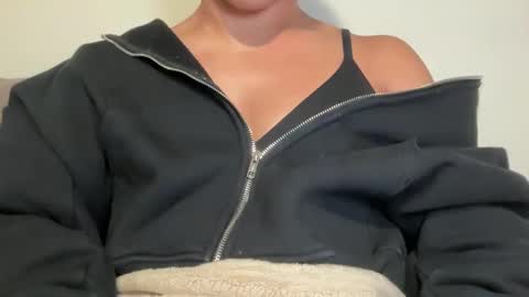 Snapshot of tsj777 chatting on October 2, 10:11 am tsj777 online show from October 2, 10:11 am