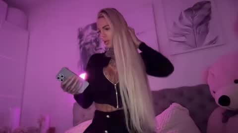 tsmiadeluxxe online show from December 16, 5:23 am