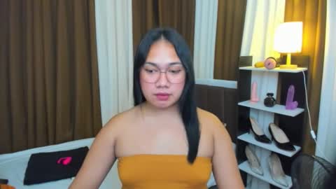 Karen Oquio online show from October 11, 5:39 am