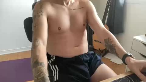 Snapshot of tt_boy2000 chatting on October 10, 1:43 pm TT Boy2000 online show from October 10, 1:43 pm