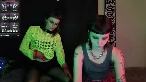 Snapshot of twins_terror chatting on November 21, 3:22 pm Sin and Skin online show from November 21, 3:22 pm