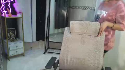 Snapshot of ur_sassyslutx chatting on November 19, 1:11 pm ur_sassyslutx online show from November 19, 1:11 pm